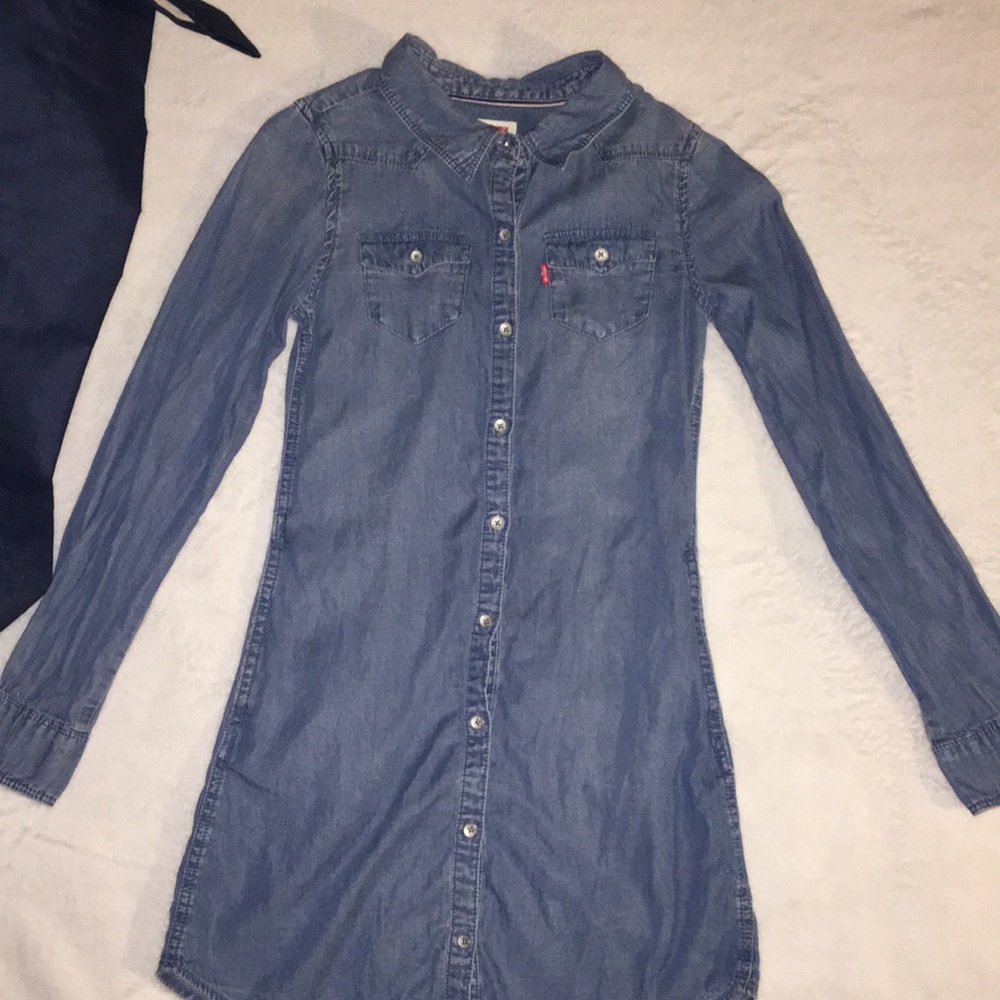 Levi’s Jean dress size medium. Has side pockets !
